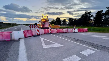 Carretera con señalización de obra impidiendo el paso.