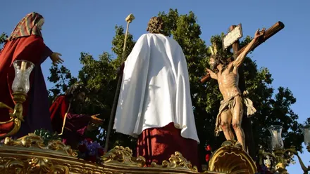Crucificado de la Sed de Sanlúcar de Barrameda en su paso dorado junto a otras figuras de este misterio.