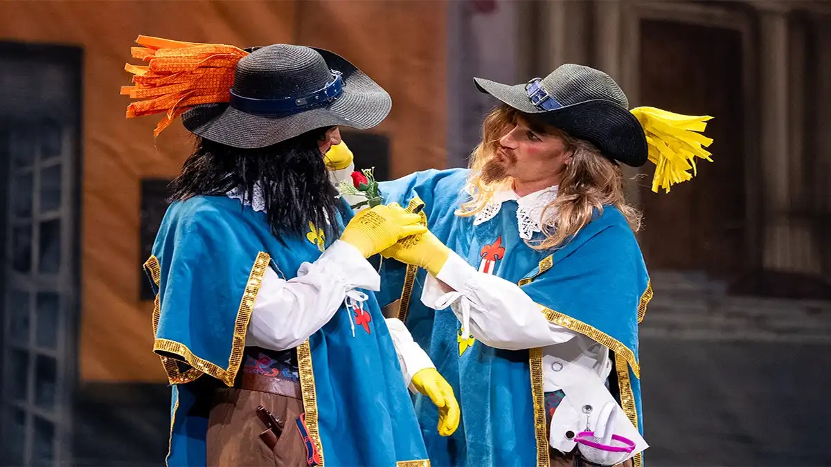 La comparsa de Bienvenido pone el broche de oro a una noche típica de preliminares