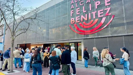 Público en la entrada del Teatro Felipe Benítez en Rota.