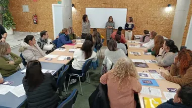 Alumnado atendiendo a la profesora en un curso de formación.