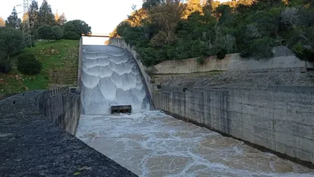 Imagen del agua desembalsada del pantano de Guadarranque 2 que se están liberando a 37 m³ por segundo.