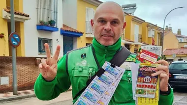 El vendedor de la ONCE Dani vestido de verde con sus cupones.