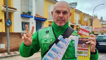 El vendedor de la ONCE Dani vestido de verde con sus cupones.