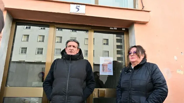 Marisol y Juan Antonio en el portal de acceso a su vivienda.