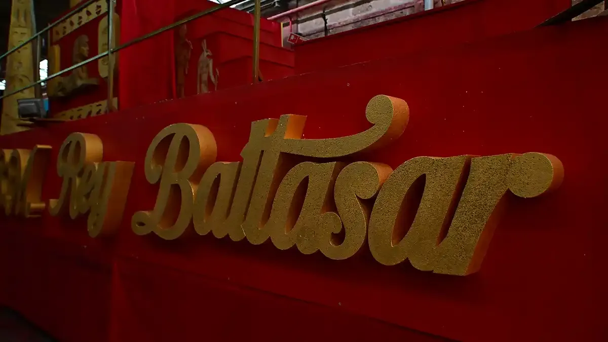 Detalle de la carroza de Baltasar con su nombre. Foto: Eulogio García.