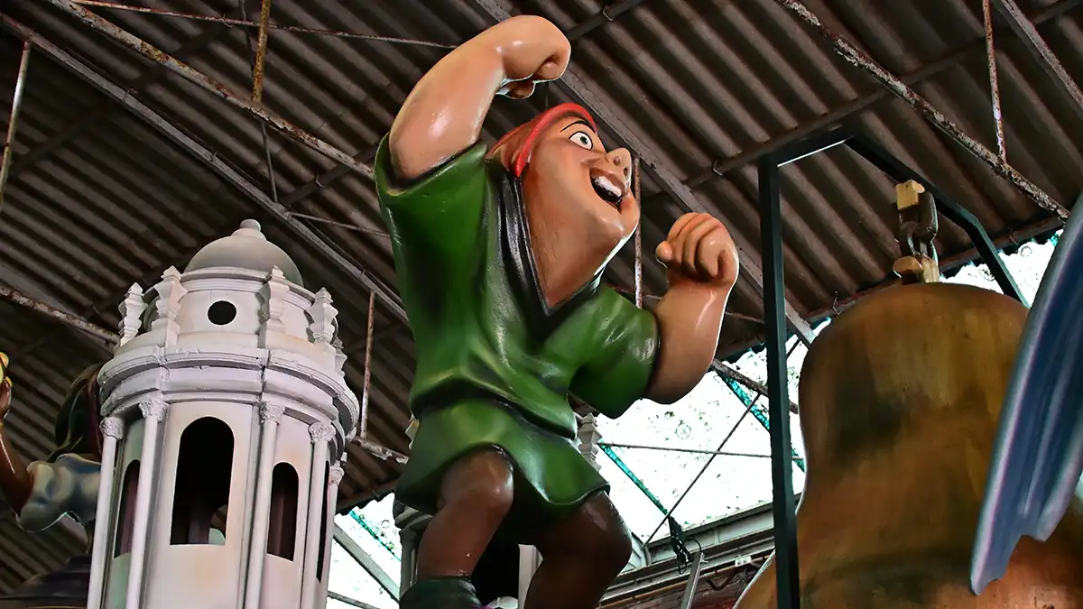 El jorobado de Notredame en una de las carrozas de la Cabalgata de Reyes de Cádiz 2026. Foto: Eulogio Garcia.