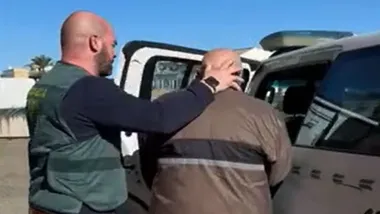 Guardia Civil introduce en el coche al detenido en Olvera por crimen machista.