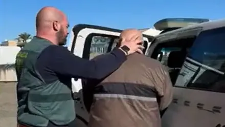 Guardia Civil introduce en el coche al detenido en Olvera por crimen machista.