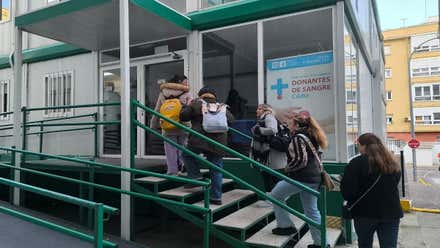 Mujeres suben las escaleras del Centro de Donación de Sangre (Foto: José Luis Porquicho Prada).