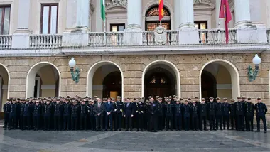 La dotación del Juan Sebastián de Elcano junto al alcalde de Cádiz, Bruno García, y representantes públicos a las puertas del Ayuntamiento. Foto: Eulogio García.