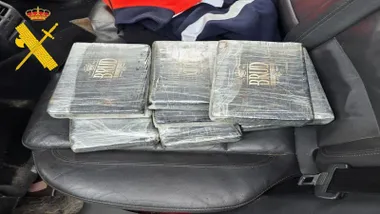 Paquetes negros sobre el asiento del vehículo conteniendo droga.