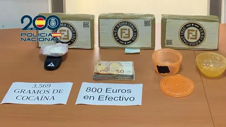 Droga y dinero incautados en una mesa de exposición de la Policía Nacional.
