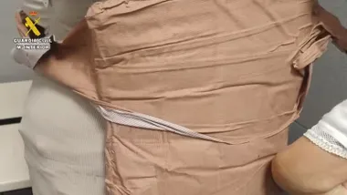 Mujer con droga adherida al cuerpo.