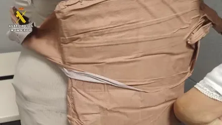 Mujer con droga adherida al cuerpo.