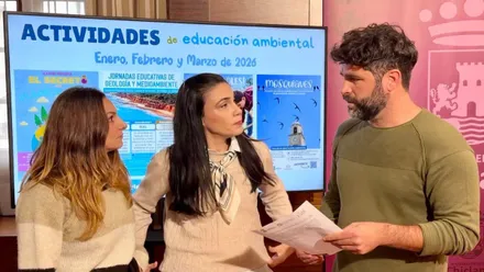 Roberto Palmero junto a las dos responsables del proyecto ambiental.