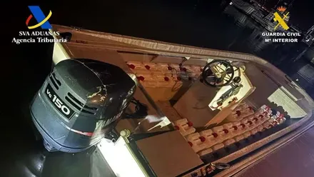 Barca con un potente motor y garrafas de gasolina, dedicada al petaqueo.