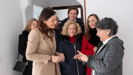 Representantes municipales en la entrega de la vivienda a 'Todo por una sonrisa’.