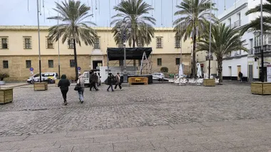 El escenario de la Pestiñada se instalaba ayer en la Plaza de Fragela, ya con algunos detalles del alumbrado de Carnaval. Foto: José Luis Porquicho Prada