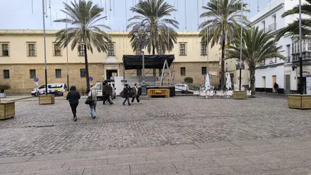 El escenario de la Pestiñada se instalaba ayer en la Plaza de Fragela, ya con algunos detalles del alumbrado de Carnaval. Foto: José Luis Porquicho Prada
