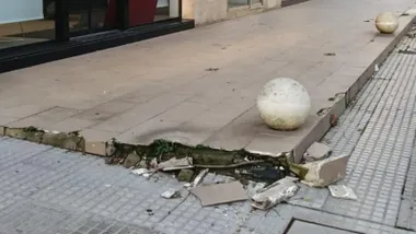 Acera de una calle de Cádiz con daños visibles tras la colisión de un vehículo durante el dispositivo previo a la cabalgata de Reyes. No aparecen personas en la imagen.