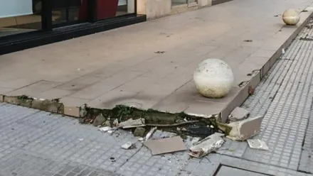 Acera de una calle de Cádiz con daños visibles tras la colisión de un vehículo durante el dispositivo previo a la cabalgata de Reyes. No aparecen personas en la imagen.