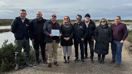 Foto en la que se muestra el premio concedido a Estero Natural.