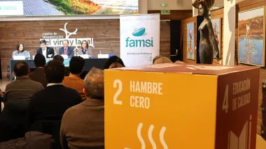 Reunión de FAMSI en Chiclana y un cubo que pone "Hambre Cero".