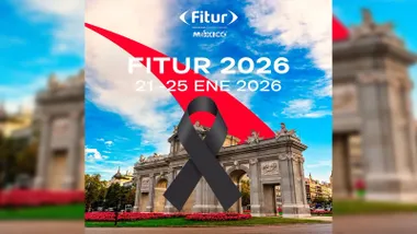 Lazo negro sobre el cartel del FITUR 2026 que representa a la Puerta de Alcalá de Madrid.