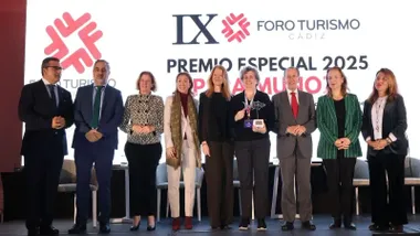 Autoridades y responsables en el IX Foro de Turismo, tras ellos una pantalla que lo indica.