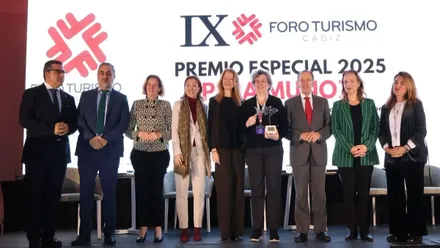 Autoridades y responsables en el IX Foro de Turismo, tras ellos una pantalla que lo indica.