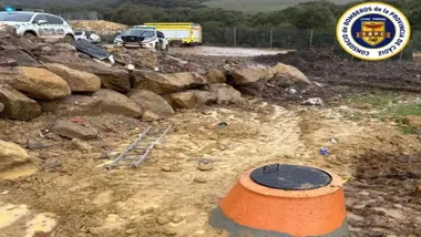 Vehículos de la Guardia Civil en el entorno de la fosa séptica.