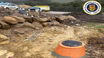 Vehículos de la Guardia Civil en el entorno de la fosa séptica.