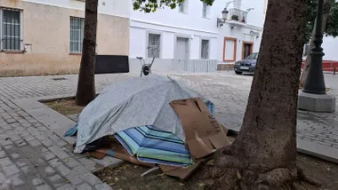 Imgen de una tienda campañan frente al albergue Cádiz.