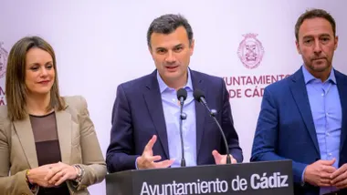 El alcalde, Bruno García, entre sus ediles Beatriz Gandullo y José Manuel Cossi en la rueda de prensa de la Junta de Gobierno de este 9 de enero.