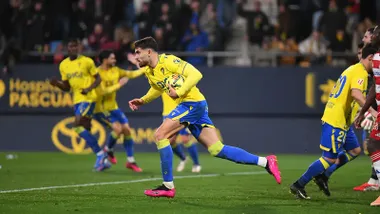 García Pascual corre con el balón tras marcar ante el Granada CF. Foto: Cádiz CF.