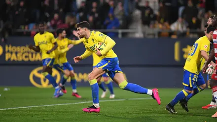 García Pascual corre con el balón tras marcar ante el Granada CF. Foto: Cádiz CF.