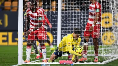 Álvaro García Pascual, delantero del Cádiz CF, aparece dentro de la portería recogiendo el balón tras marcar el gol del empate. A su lado se ve a un jugador del Granada CF, con el estadio del Nuevo Mirandilla de fondo.