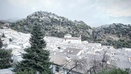 Nieve en Grazalema en la mañana de este sábado, coincidiendo con el descenso de la cota durante el paso de la borrasca Ingrid.