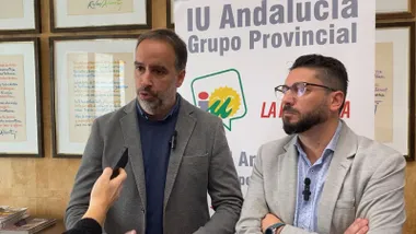 Atendiendo a medios en la sede de IU, Jorge Rodríguez y Ramón Galán.