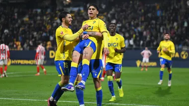 Iker Recio levanta a Brian Ocampo tras su gol