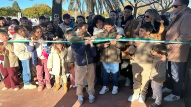 Niños y niñas cortando la cinta de la inauguración del parque en Sanlúcar.