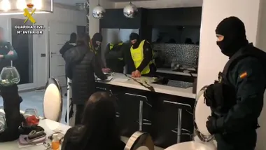 Efectivos de la Guardia Civil registrando el inmueble, llevan pasamontañas de color negro.