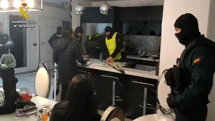 Efectivos de la Guardia Civil registrando el inmueble, llevan pasamontañas de color negro.