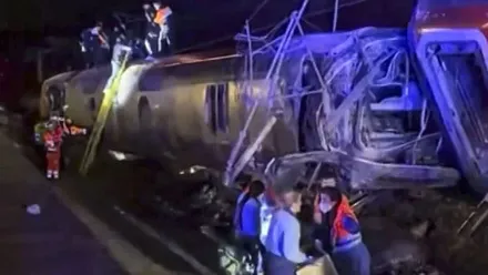 Vagón de tren destrozado tras el accidente en Adamuz.