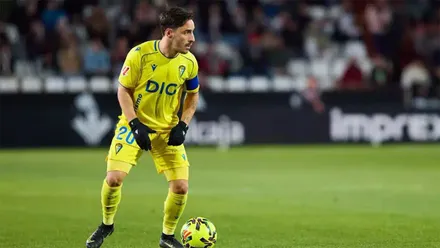 Iza levanta la cabeza en el Cádiz CF-Albacete Balompié. Foto: Cádiz CF.