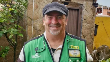 El vendedor de la ONCE, con su chalequillo verde, Óscar Izquierdo, sonríe.