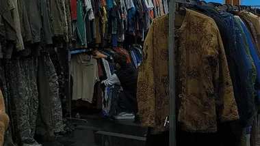Un cliente busca ropa en el mercadillo de mod vintage Jaleo.