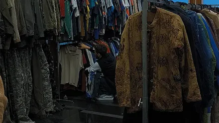 Un cliente busca ropa en el mercadillo de mod vintage Jaleo.