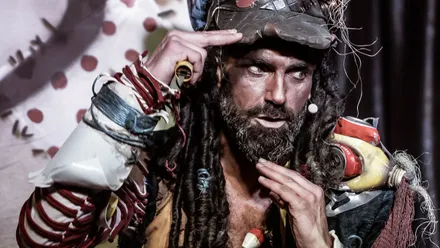 Jesús Bienvenido caracterizado en el momento de una actuación.